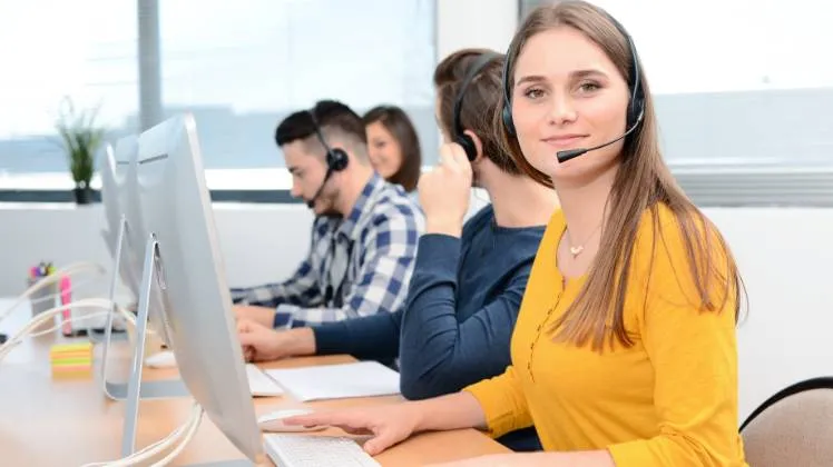 Conseillère d'assistance avec un casque